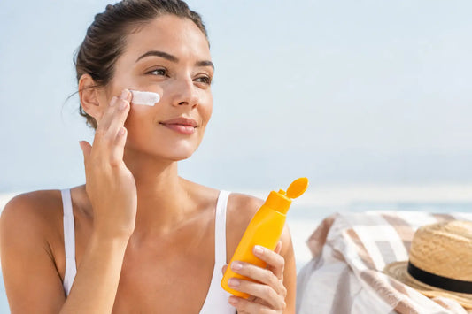 Cuánto protector solar aplicar en cara y cuerpo